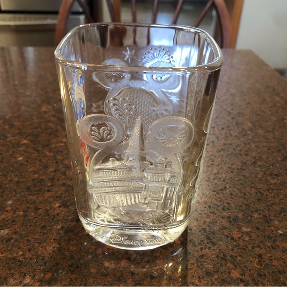 McDonald’s Walt Disney World Commemorate Millennium Year Glass Tumbler - Picture 2 of 9